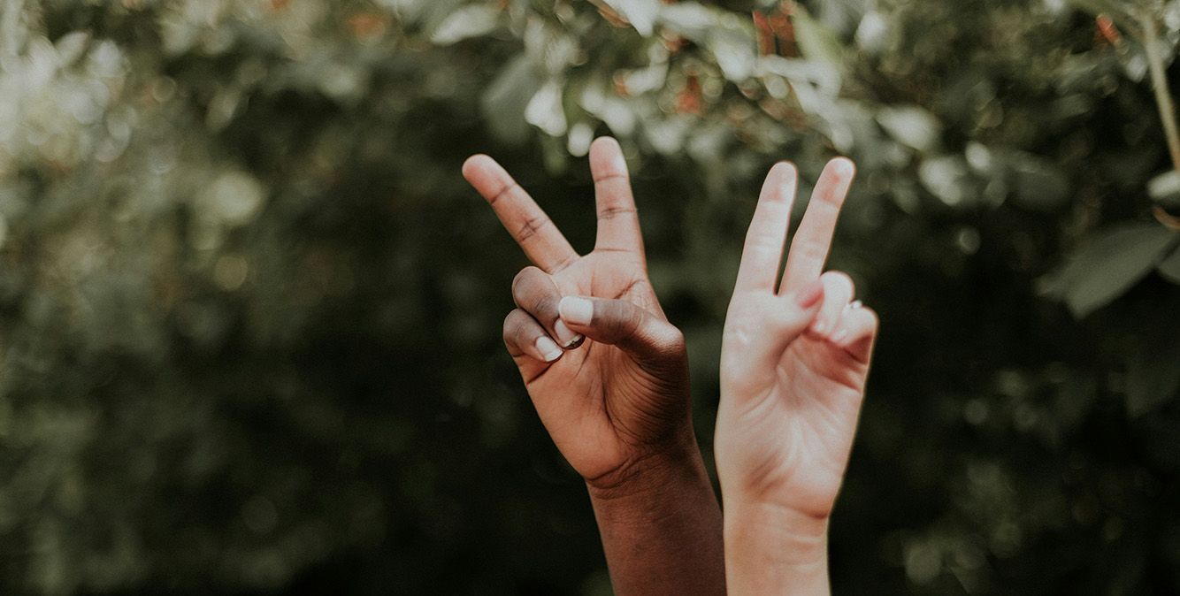 Zwei Hände machen das Peace-Zeichen